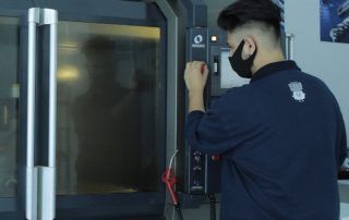 operador supervisando cnc